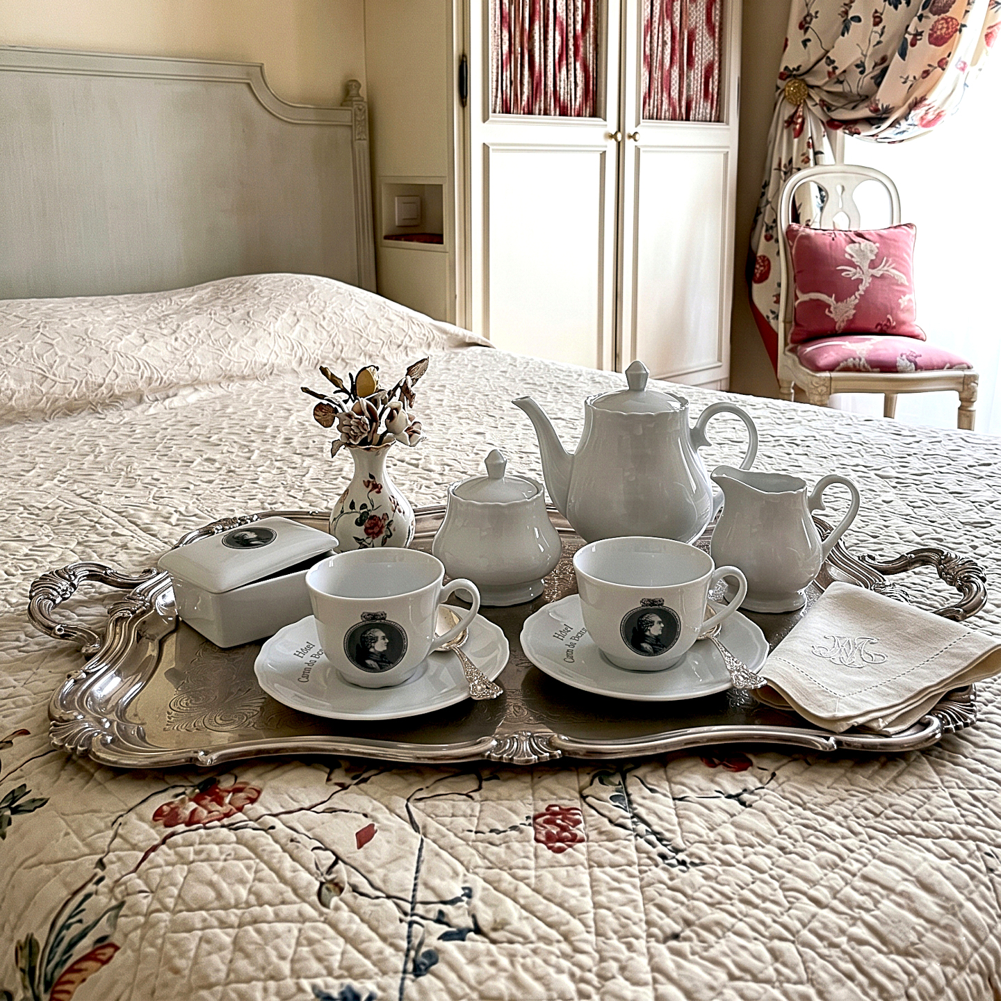 Service en porcelaine pour l'hôtel Caron de Beaumarchais à Paris