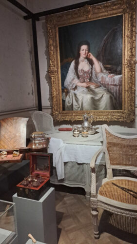 Salle de bain avec baignoire dans un hôtel particulier au 18e siècle - Musée des arts décoratifs