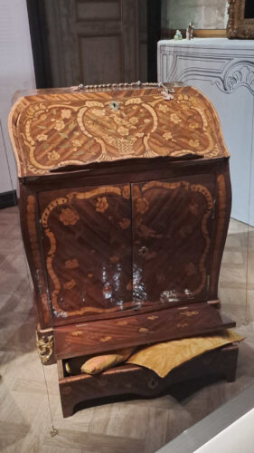 Mobilier marqueté dans une demeure aristocratique au 18e siècle - Musée des arts décoratifs