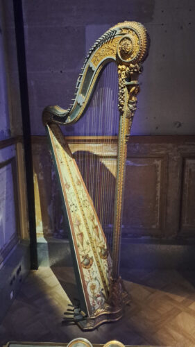Harpe dans une demeure aristocratique au 18e siècle - Musée des arts décoratifs